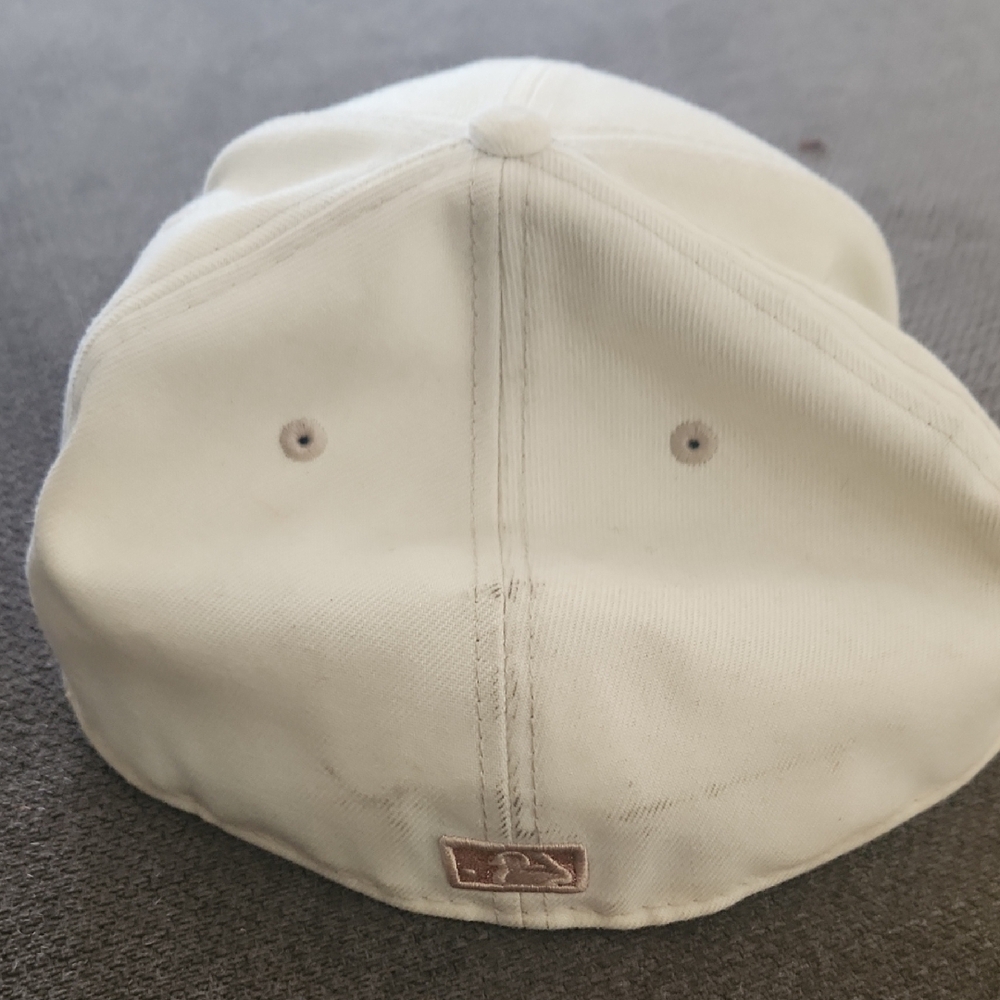 New Era Cream Baseball Cap with Red LA Logo - Picture 2 of 3